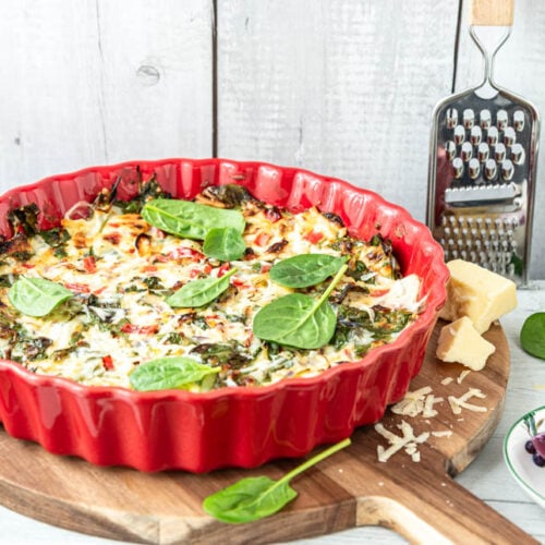 Ein Auflaufform mit Schüttelpizza steht auf Kästchen.