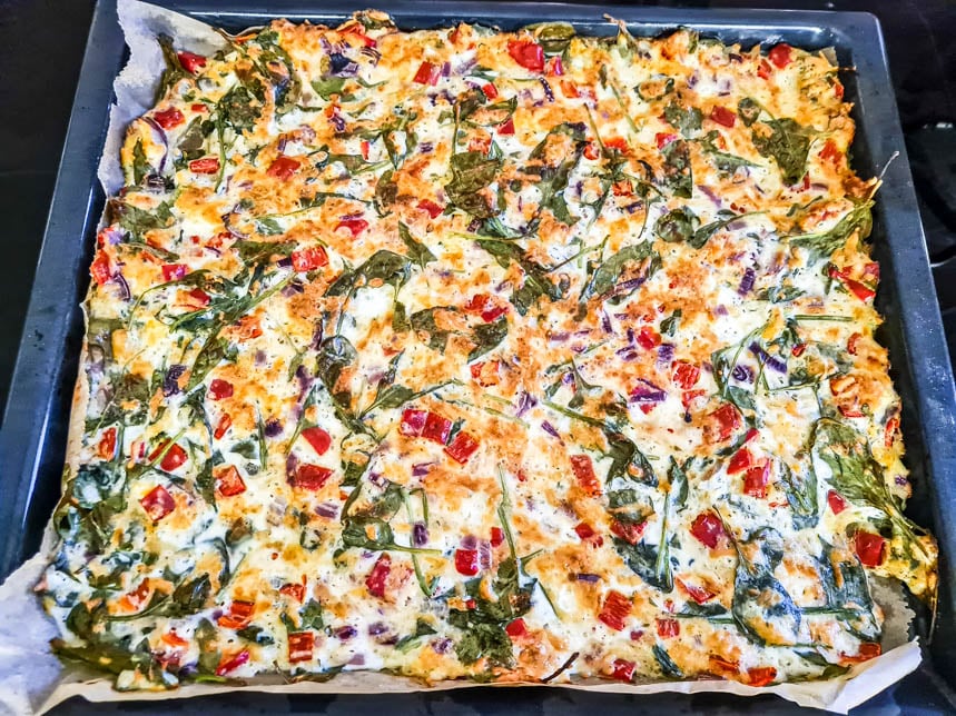 Ein Blech mit Schüttelpizza