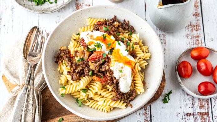 Ein Teller türkische Pasta mit Hackfleisch und Joghurt - Foodblog Mundgefühl