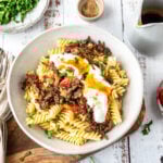 Ein Teller türkische Pasta mit Joghurt