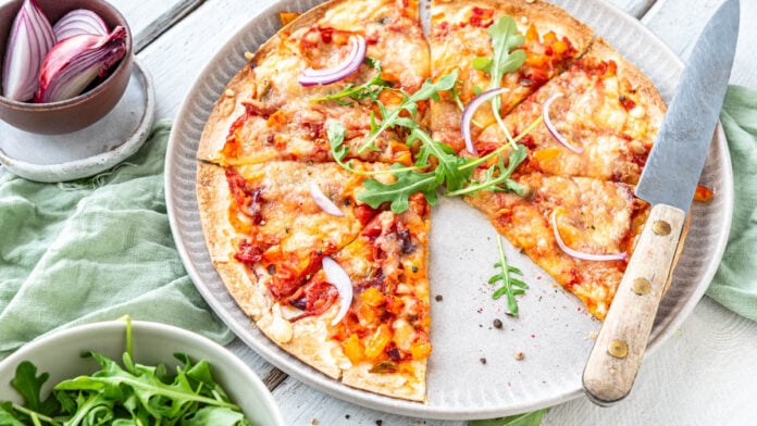 Angeschnittene Wrap-Pizza auf Holzuntergrund - Foodblog Mundgefühl