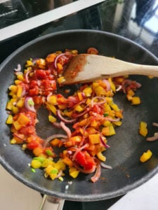 Gemüse und Tomaten in Pfanne