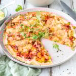 Angeschnittene Wrap-Pizza auf Holzuntergrund