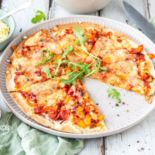 Angeschnittene Wrap-Pizza auf Holzuntergrund