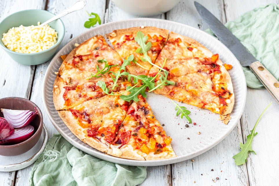 Angeschnittene Wrap-Pizza auf Holzuntergrund