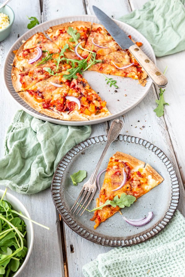 Ein Stück Pizza-Wrap auf einem Teller