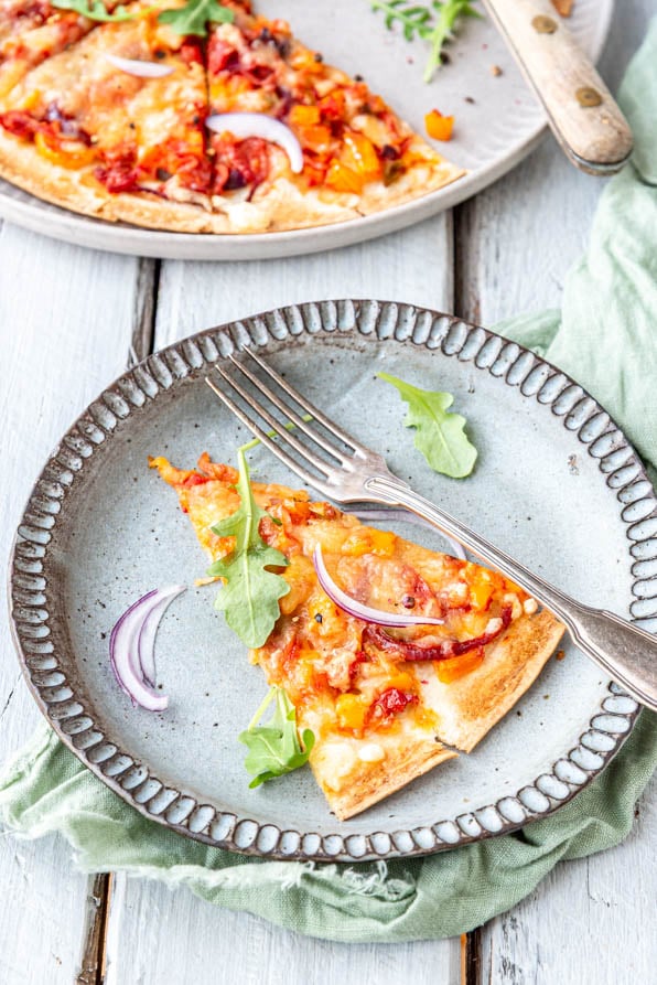 Ein Stück Wrap-Pizza auf Holzuntergrund