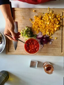 Tomatensauce wird verrührt