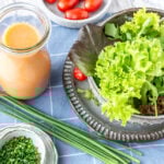 Flasche mit French Dressing und Salatschüssel