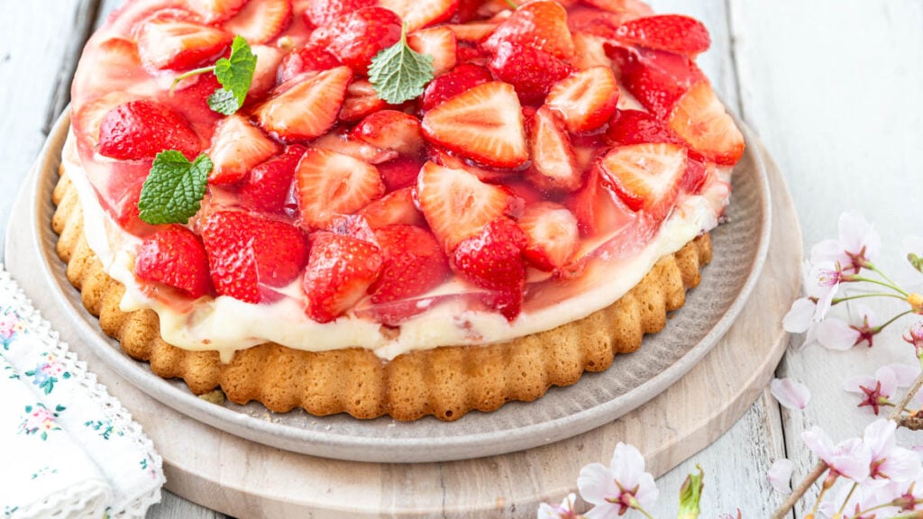 Erdbeerkuchen auf Tortenteller mit Blumen - Foodblog Mundgefühl