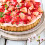 Erdbeerkuchen auf Tortenteller mit Blumen