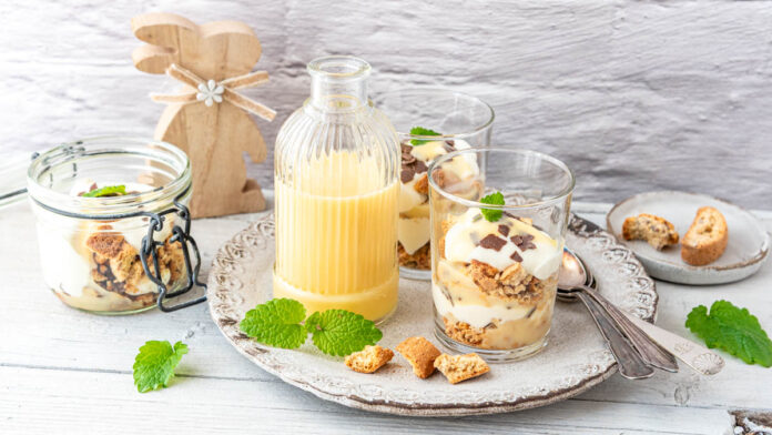 schnelles-eierlikör-dessert-im-glas Mehrere Gläschen mit Eierlikör-Dessert im Glas stehen auf Kästchen - Foodblog Mundgefühl