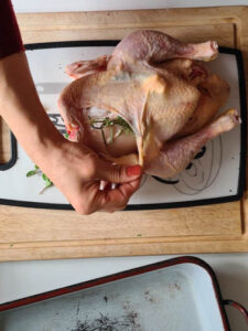 Hähnchenbrust wird mit Kräutern gefüllt