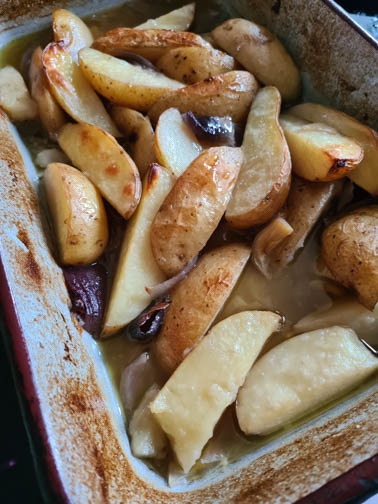 Im Ofen gebackene Kartoffeln in Ofenform