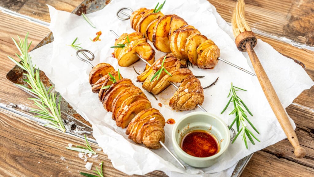 Spiralkartoffeln auf Spießen auf Tablett - Foodblog Mundgefühl