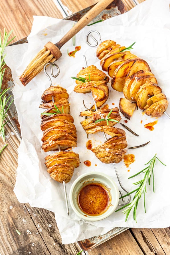 Spiralkartoffeln auf Spießen auf Tablett