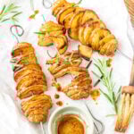 Kartoffelspiralen auf Spießen auf Tablett