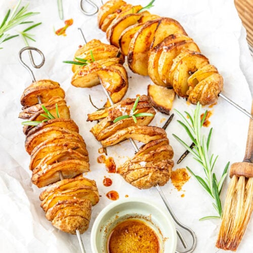 Kartoffelspiralen auf Spießen auf Tablett