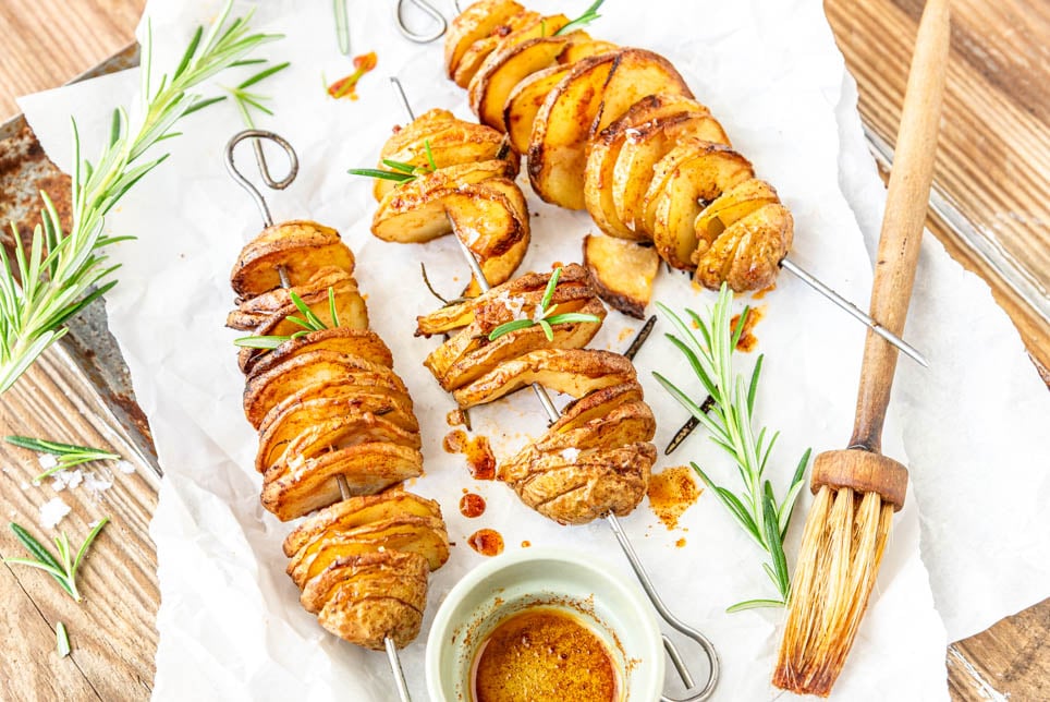Kartoffelspiralen auf Spießen auf Tablett