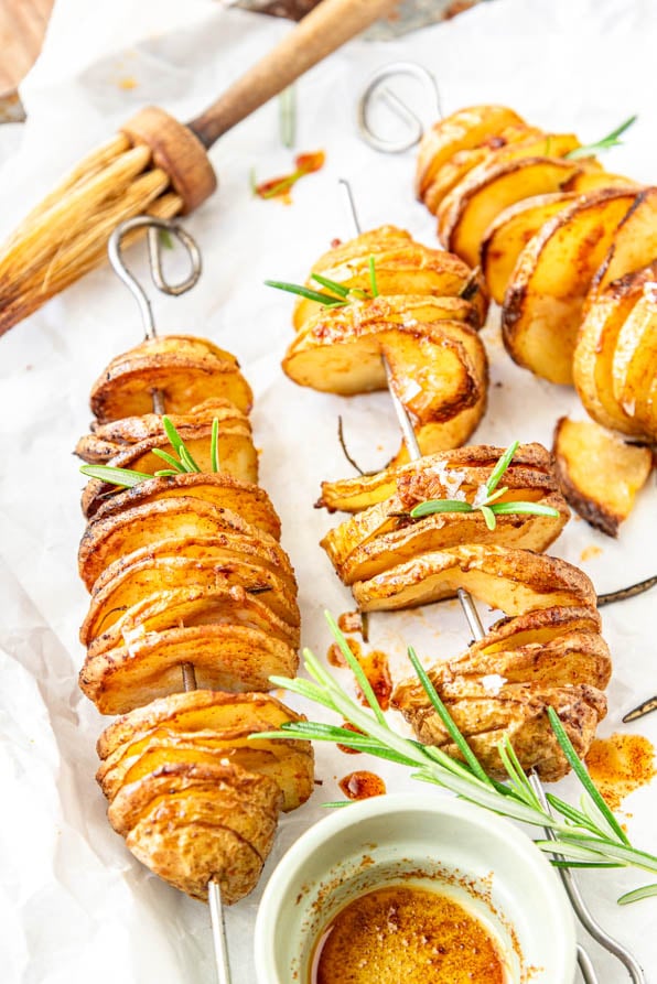 Kartoffelspiralen auf Spießen auf Tablett