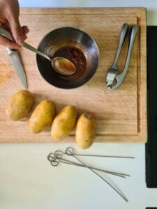 Marinade für Kartoffelspiralen wird angerührt