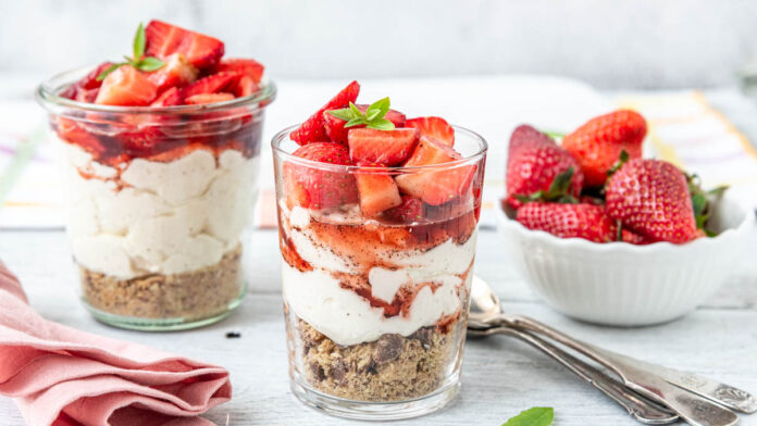 schnelles-erdbeer-dessert-im-glas Erdbeer Dessert im Glas auf hellem Untergrund - Foodblog Mundgefühl