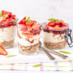 Erdbeer Dessert im Glas auf Holzbrett