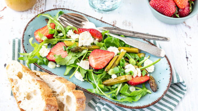 spargel-erdbeer-salat-in-15-minuten Spargel-Erdbeer-Salat auf Platte mit Baguette - Foodblog Mundgefühl