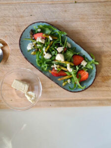 fertiger Spargelsalat mit Erdbeeren auf Platte