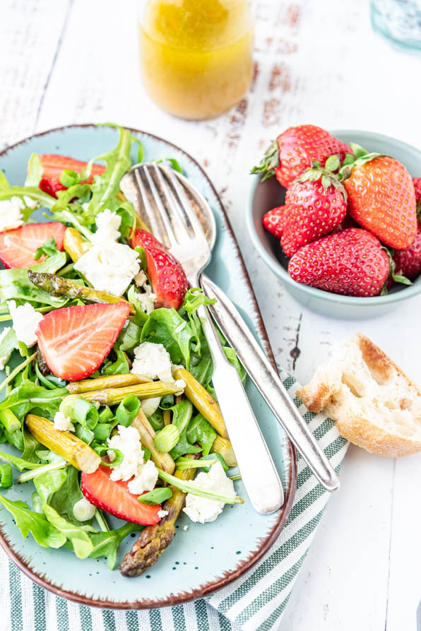 Spargel-Erdbeer-Salat auf Platte mit Baguette und Erdbeeren