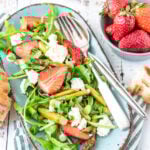 Spargel-Erdbeer-Salat auf Platte mit Baguette