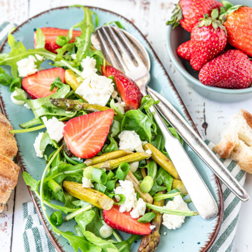 Spargel-Erdbeer-Salat auf Platte mit Baguette