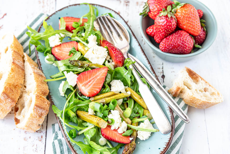 Spargel-Erdbeer-Salat auf Platte mit Baguette