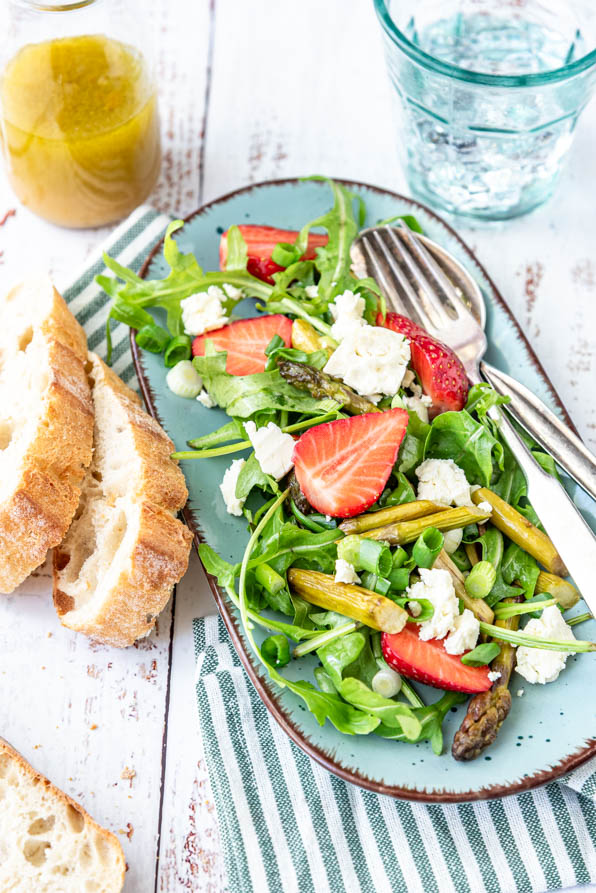 Spargelsalat mit Erdbeeren und Feta auf Platte angerichtet