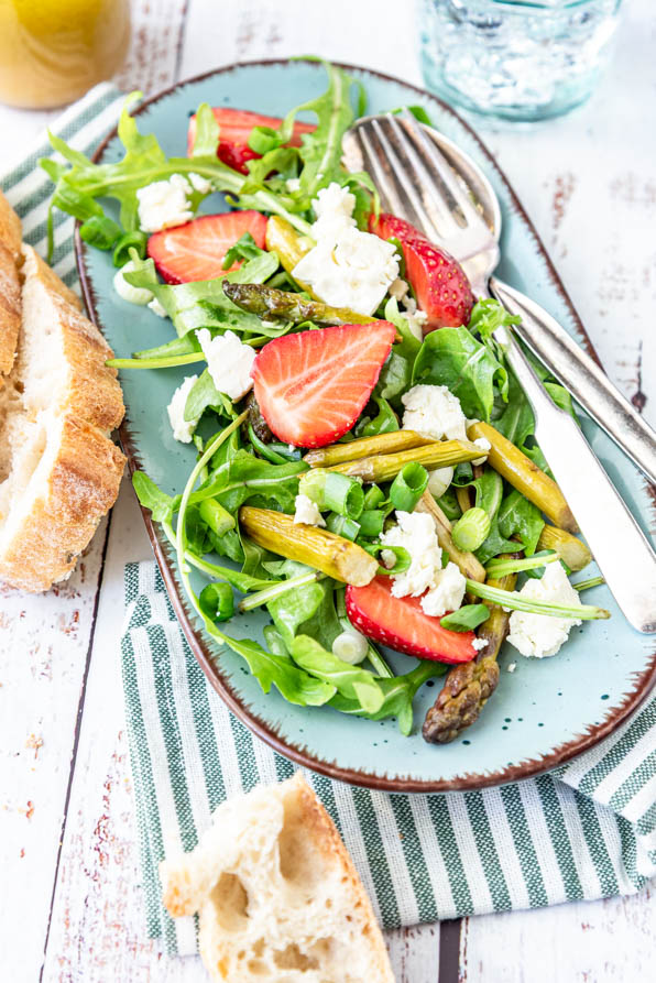 Spargelsalat mit Erdbeeren und Feta auf Platte angerichtet