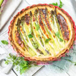 Spargelquiche in Form auf Holzuntergrund