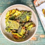 Wirsing Chips in Schälchen auf Holz