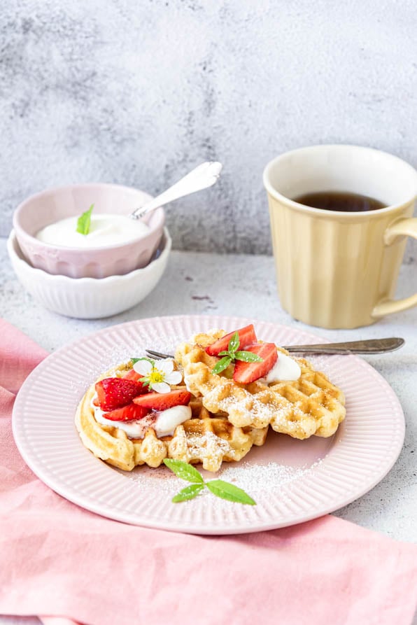 Belgische Waffeln mit Sahne und Kaffee - Foodblog Mundgefühl
