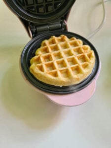 Waffel wird in Waffeleisen gebacken