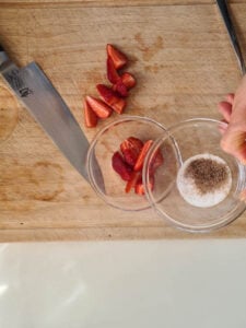 Erdbeeren werden mit Zucker vermischt
