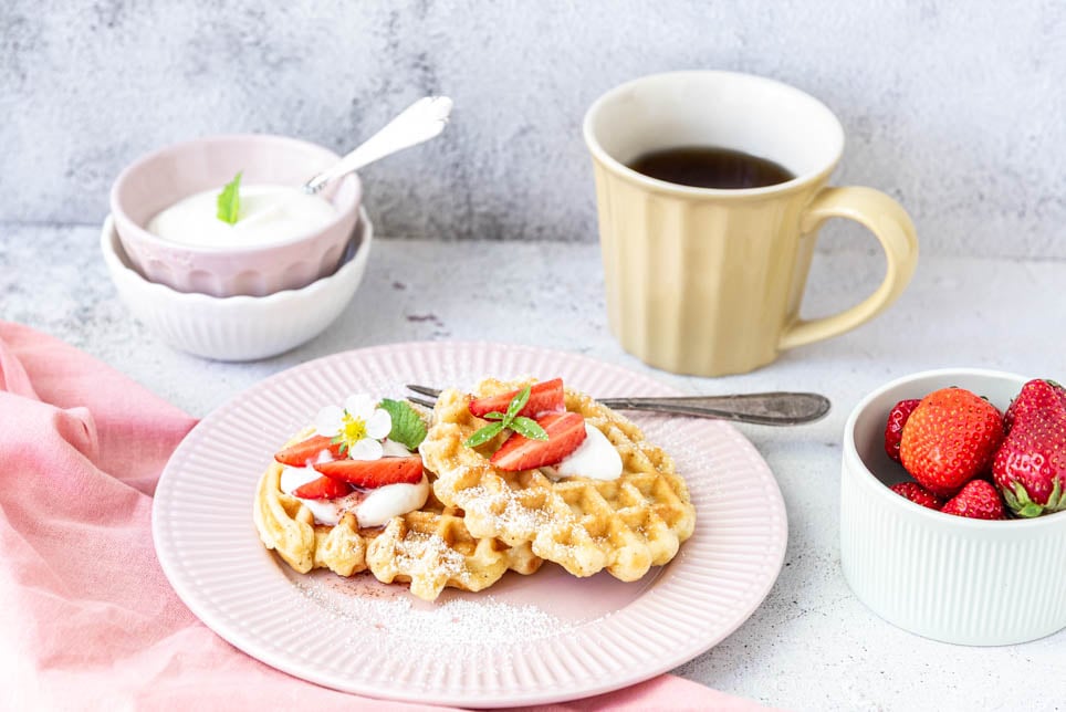 Belgische Waffeln mit Sahne und Kaffee