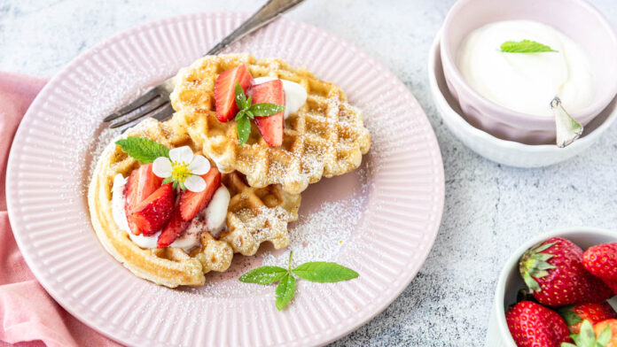 belgische-waffeln-mit-erdbeeren3 Belgische Waffeln mit Sahne und Kaffee