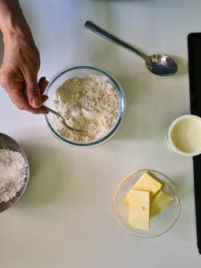 Mehl wird vermischt für Belgische Waffeln Rezept