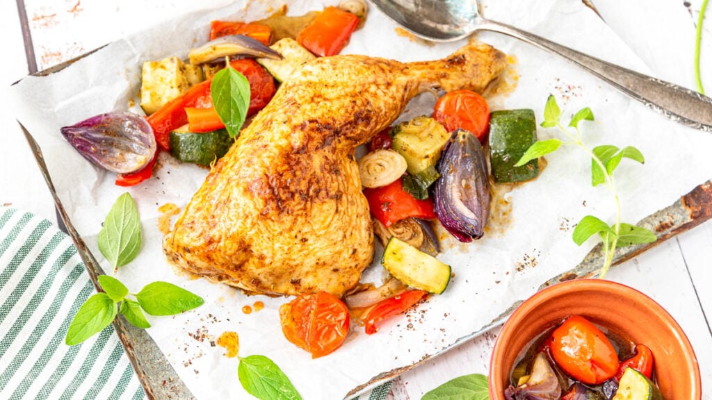 Knusprige Hähnchenschenkel mit Gemüse auf Blech - Foodblog Mundgefühl