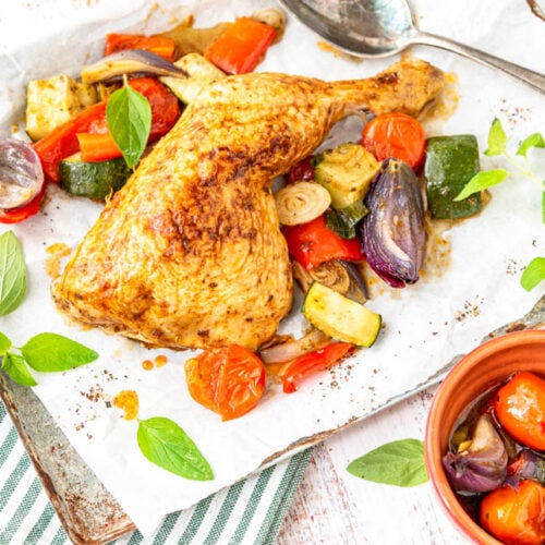 Hähnchenbeine im Ofen mit Gemüse auf Blech