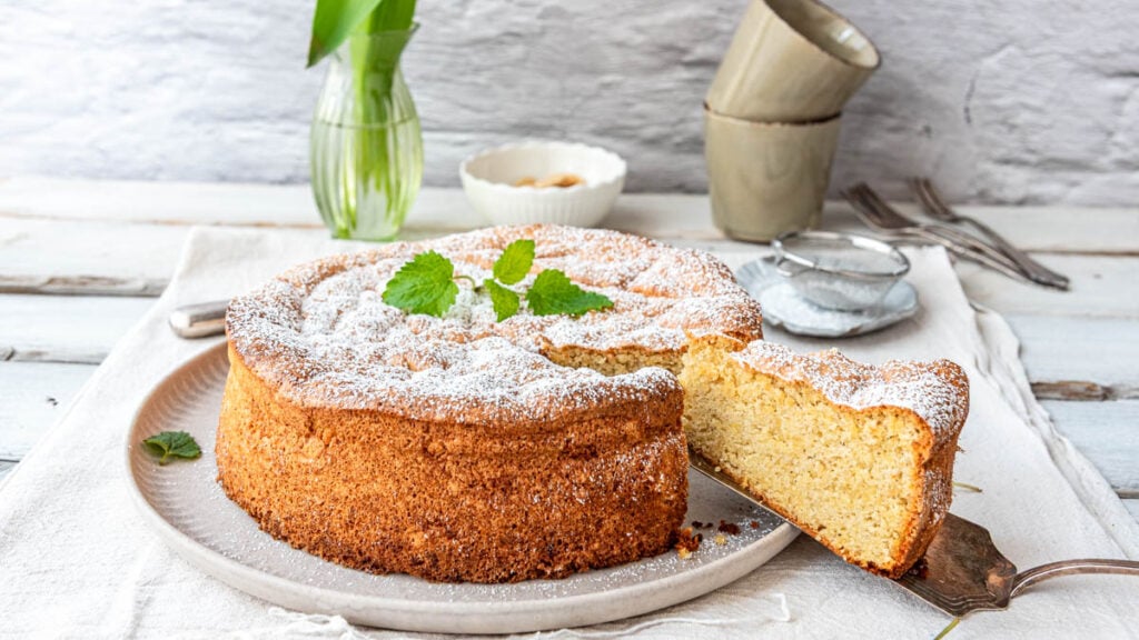 spanischer Mandelkuchen ohne Mehl auf Tortenteller - Foodblog Mundgefühl