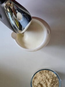 Eiweiß wird steif geschlagen