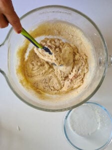 Mehl wird unter Teig gemischt