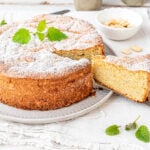 Mandelkuchen ohne Mehl auf Tortenteller