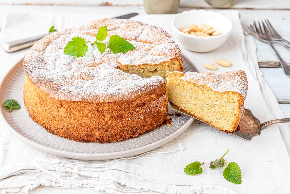 Mandelkuchen ohne Mehl auf Tortenteller